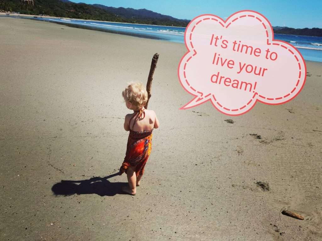 Kind, das mit einem Stock am Strand entlang läuft. In einer Sprechblase steht- Live your dream