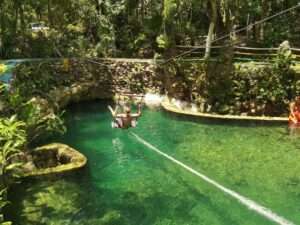 Mit der Zipline in eine Cenote in Puerto Morelos