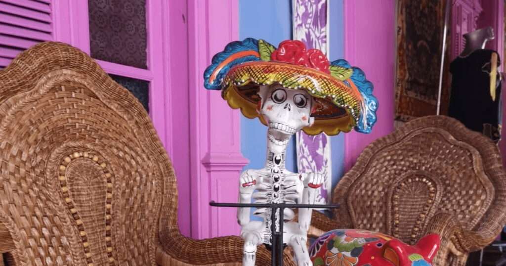 Skelett mit Hut fährt Fahrrad in Mexiko
