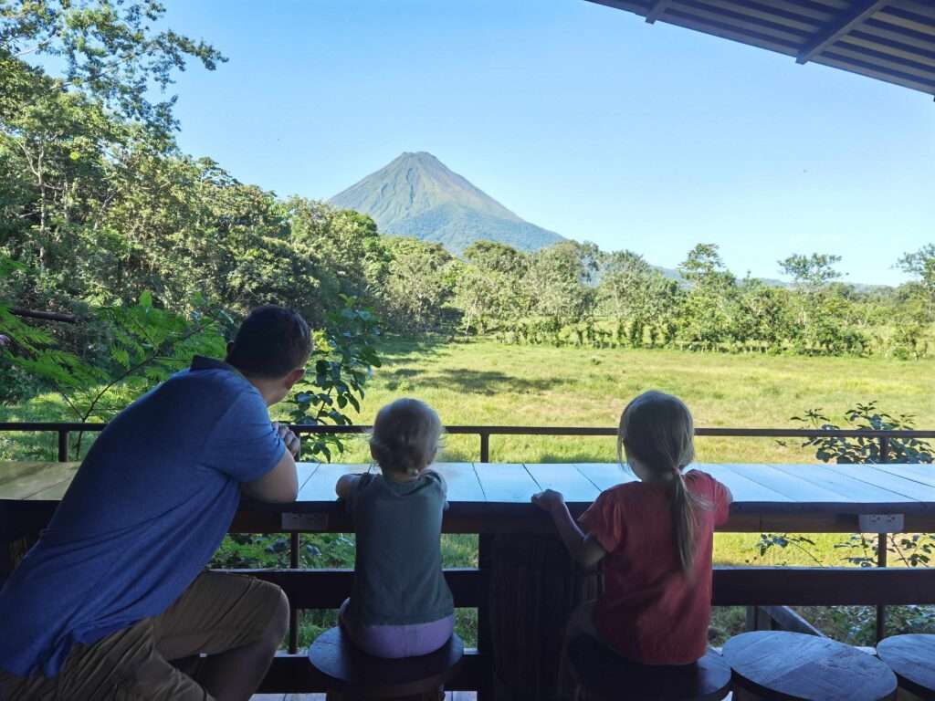 Reiseimpressionen: Blick vom Frühstückstisch auf den Vulkan Arenal